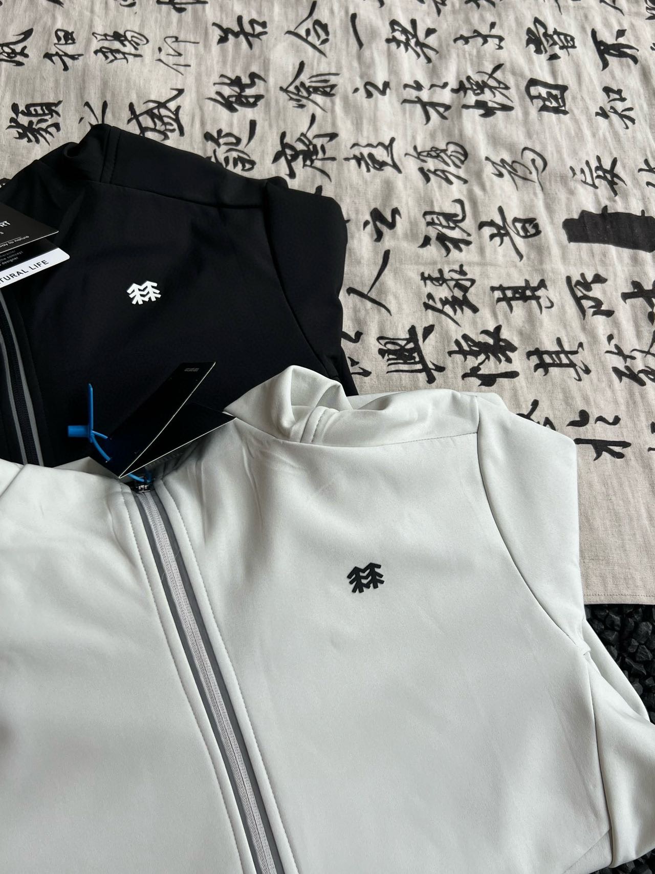 供货价:125💰『云仓特别款』出口贸易版本,天花板版本,原包装+原吊牌  
早秋户外露营户外休闲衣！外套大身采用了客供定制面料，手感超级无敌柔软细腻！面料垂坠挺括，保形佳，触感柔软舒适，细腻亲肤。胸前立体凹凸压花设计，简约大气有质感，领口，袖口，下摆加入高品质螺纹，时尚百搭，上身挺括有型。领口走线均匀密实，久穿不变形 不脱线！

做工精美，三标齐全 大厂出品 ，品质有保证！真正高品质的货物 ，绝对物有所值！！

简约基础版型、满足日常穿搭及秋冬过渡内搭需求 ！8830170

颜色: 黑色 米白色
尺码：M-5xl
         M    L    XL    2XL
衣长   70   72   74   76 
胸围   106  110  114  118 
肩宽   46   48   50   52 
温馨提示:尺码均为手工测量有1-2CM左右误差属于正常








