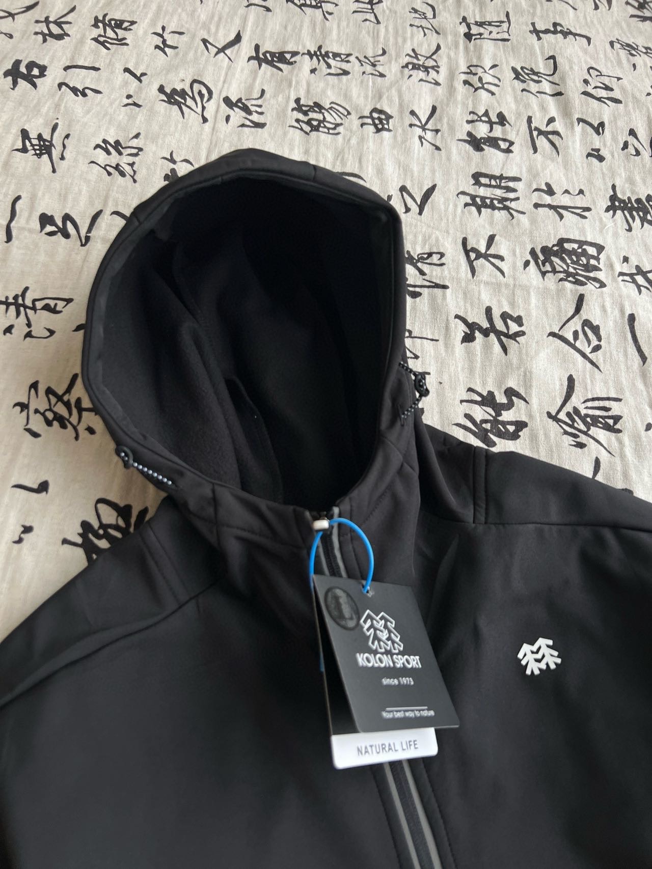 供货价:125💰『云仓特别款』出口贸易版本,天花板版本,原包装+原吊牌  
早秋户外露营户外休闲衣！外套大身采用了客供定制面料，手感超级无敌柔软细腻！面料垂坠挺括，保形佳，触感柔软舒适，细腻亲肤。胸前立体凹凸压花设计，简约大气有质感，领口，袖口，下摆加入高品质螺纹，时尚百搭，上身挺括有型。领口走线均匀密实，久穿不变形 不脱线！

做工精美，三标齐全 大厂出品 ，品质有保证！真正高品质的货物 ，绝对物有所值！！

简约基础版型、满足日常穿搭及秋冬过渡内搭需求 ！8830170

颜色: 黑色 米白色
尺码：M-5xl
         M    L    XL    2XL
衣长   70   72   74   76 
胸围   106  110  114  118 
肩宽   46   48   50   52 
温馨提示:尺码均为手工测量有1-2CM左右误差属于正常








