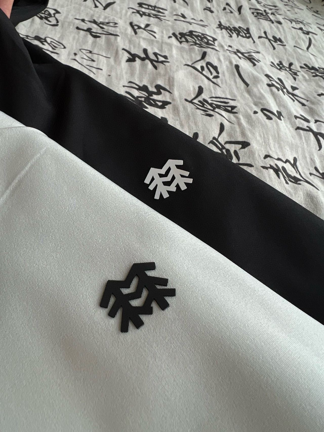 供货价:125💰『云仓特别款』出口贸易版本,天花板版本,原包装+原吊牌  
早秋户外露营户外休闲衣！外套大身采用了客供定制面料，手感超级无敌柔软细腻！面料垂坠挺括，保形佳，触感柔软舒适，细腻亲肤。胸前立体凹凸压花设计，简约大气有质感，领口，袖口，下摆加入高品质螺纹，时尚百搭，上身挺括有型。领口走线均匀密实，久穿不变形 不脱线！

做工精美，三标齐全 大厂出品 ，品质有保证！真正高品质的货物 ，绝对物有所值！！

简约基础版型、满足日常穿搭及秋冬过渡内搭需求 ！8830170

颜色: 黑色 米白色
尺码：M-5xl
         M    L    XL    2XL
衣长   70   72   74   76 
胸围   106  110  114  118 
肩宽   46   48   50   52 
温馨提示:尺码均为手工测量有1-2CM左右误差属于正常








