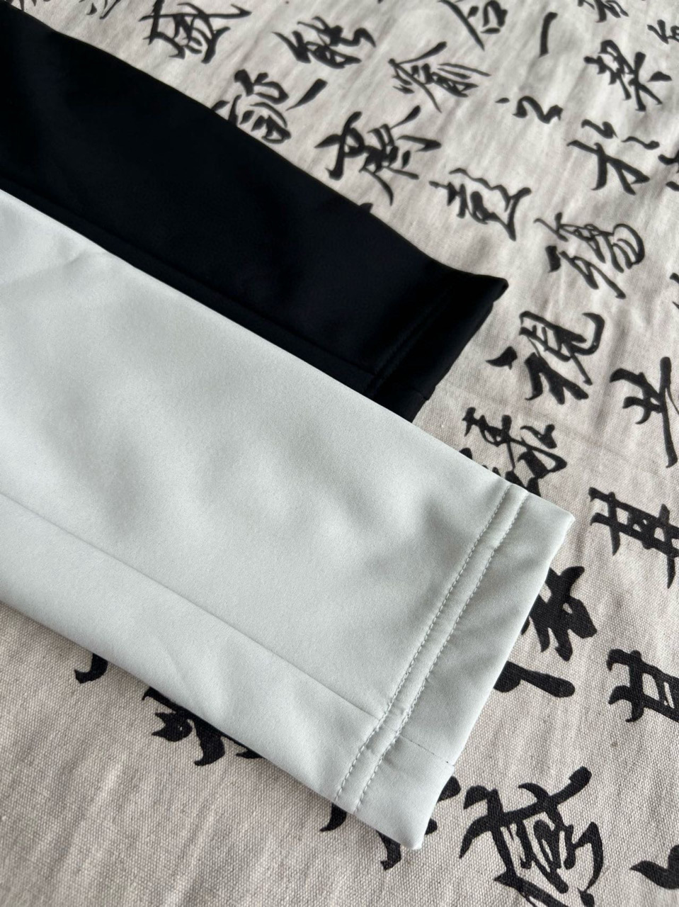 供货价:125💰『云仓特别款』出口贸易版本,天花板版本,原包装+原吊牌  
早秋户外露营户外休闲衣！外套大身采用了客供定制面料，手感超级无敌柔软细腻！面料垂坠挺括，保形佳，触感柔软舒适，细腻亲肤。胸前立体凹凸压花设计，简约大气有质感，领口，袖口，下摆加入高品质螺纹，时尚百搭，上身挺括有型。领口走线均匀密实，久穿不变形 不脱线！

做工精美，三标齐全 大厂出品 ，品质有保证！真正高品质的货物 ，绝对物有所值！！

简约基础版型、满足日常穿搭及秋冬过渡内搭需求 ！8830170

颜色: 黑色 米白色
尺码：M-5xl
         M    L    XL    2XL
衣长   70   72   74   76 
胸围   106  110  114  118 
肩宽   46   48   50   52 
温馨提示:尺码均为手工测量有1-2CM左右误差属于正常








