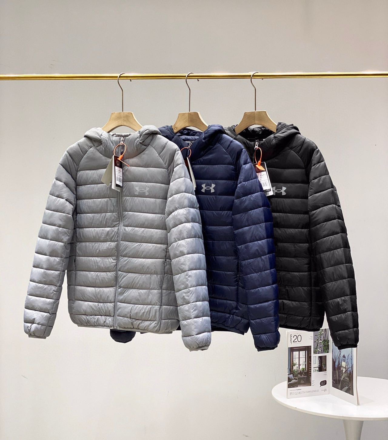 供货价:110💰『轻薄羽绒服』独家贸易款,适宜当季温度,真实采用鸭绒填充,原包装+原吊牌
2024UA安德玛新款连帽轻薄羽绒服这款上身帅炸！上身很男神的一款！小码女生也可以穿！这个冬天你必入的一款棉衣！胸前经典logo印花，3M反光，简单低调，当下最热的元素，性价比超高，轻薄的御寒神器，上身效果简单而高级，不失为此款设计师苦心量身定制的版型，立体高温压胶工艺，水洗不会掉！！ 首先面料采用密度防风防雨面料！填充物是中空棉，保暖效果很好！！这种填充物是由不同规格的超细纤维！！和新疆棉经过特殊工艺生产制造！！新疆棉具有轻薄、手感细腻、柔软、保温好、各种优点！！此款最大的亮点还算是内里的保暖层！！这款棉服版型真是没得说！！细节决定品质！穿上一件，告别寒冬！！绝对火爆的高科技经典款！好货不常有，遇到了，就一定要珍惜！！
颜色：黑色 灰色 藏青色
尺码：M-4xl排骨 连帽 羽绒服