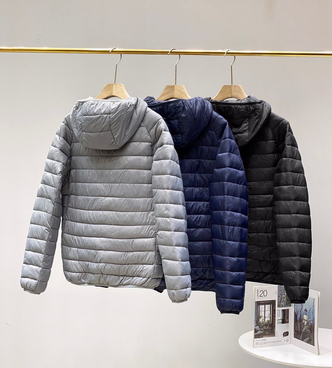 供货价:110💰『轻薄羽绒服』独家贸易款,适宜当季温度,真实采用鸭绒填充,原包装+原吊牌
2024UA安德玛新款连帽轻薄羽绒服这款上身帅炸！上身很男神的一款！小码女生也可以穿！这个冬天你必入的一款棉衣！胸前经典logo印花，3M反光，简单低调，当下最热的元素，性价比超高，轻薄的御寒神器，上身效果简单而高级，不失为此款设计师苦心量身定制的版型，立体高温压胶工艺，水洗不会掉！！ 首先面料采用密度防风防雨面料！填充物是中空棉，保暖效果很好！！这种填充物是由不同规格的超细纤维！！和新疆棉经过特殊工艺生产制造！！新疆棉具有轻薄、手感细腻、柔软、保温好、各种优点！！此款最大的亮点还算是内里的保暖层！！这款棉服版型真是没得说！！细节决定品质！穿上一件，告别寒冬！！绝对火爆的高科技经典款！好货不常有，遇到了，就一定要珍惜！！
颜色：黑色 灰色 藏青色
尺码：M-4xl排骨 连帽 羽绒服