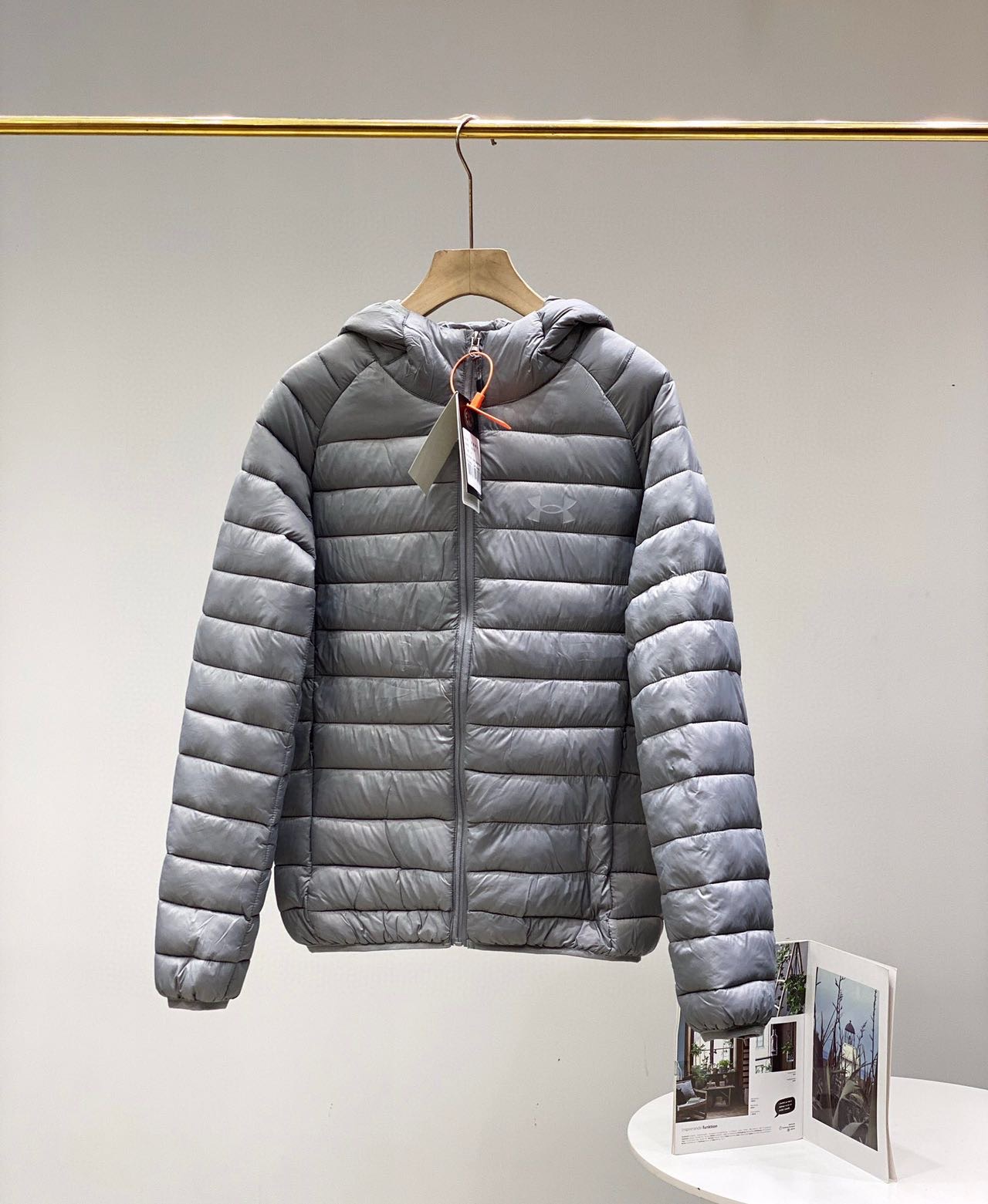 供货价:110💰『轻薄羽绒服』独家贸易款,适宜当季温度,真实采用鸭绒填充,原包装+原吊牌
2024UA安德玛新款连帽轻薄羽绒服这款上身帅炸！上身很男神的一款！小码女生也可以穿！这个冬天你必入的一款棉衣！胸前经典logo印花，3M反光，简单低调，当下最热的元素，性价比超高，轻薄的御寒神器，上身效果简单而高级，不失为此款设计师苦心量身定制的版型，立体高温压胶工艺，水洗不会掉！！ 首先面料采用密度防风防雨面料！填充物是中空棉，保暖效果很好！！这种填充物是由不同规格的超细纤维！！和新疆棉经过特殊工艺生产制造！！新疆棉具有轻薄、手感细腻、柔软、保温好、各种优点！！此款最大的亮点还算是内里的保暖层！！这款棉服版型真是没得说！！细节决定品质！穿上一件，告别寒冬！！绝对火爆的高科技经典款！好货不常有，遇到了，就一定要珍惜！！
颜色：黑色 灰色 藏青色
尺码：M-4xl排骨 连帽 羽绒服