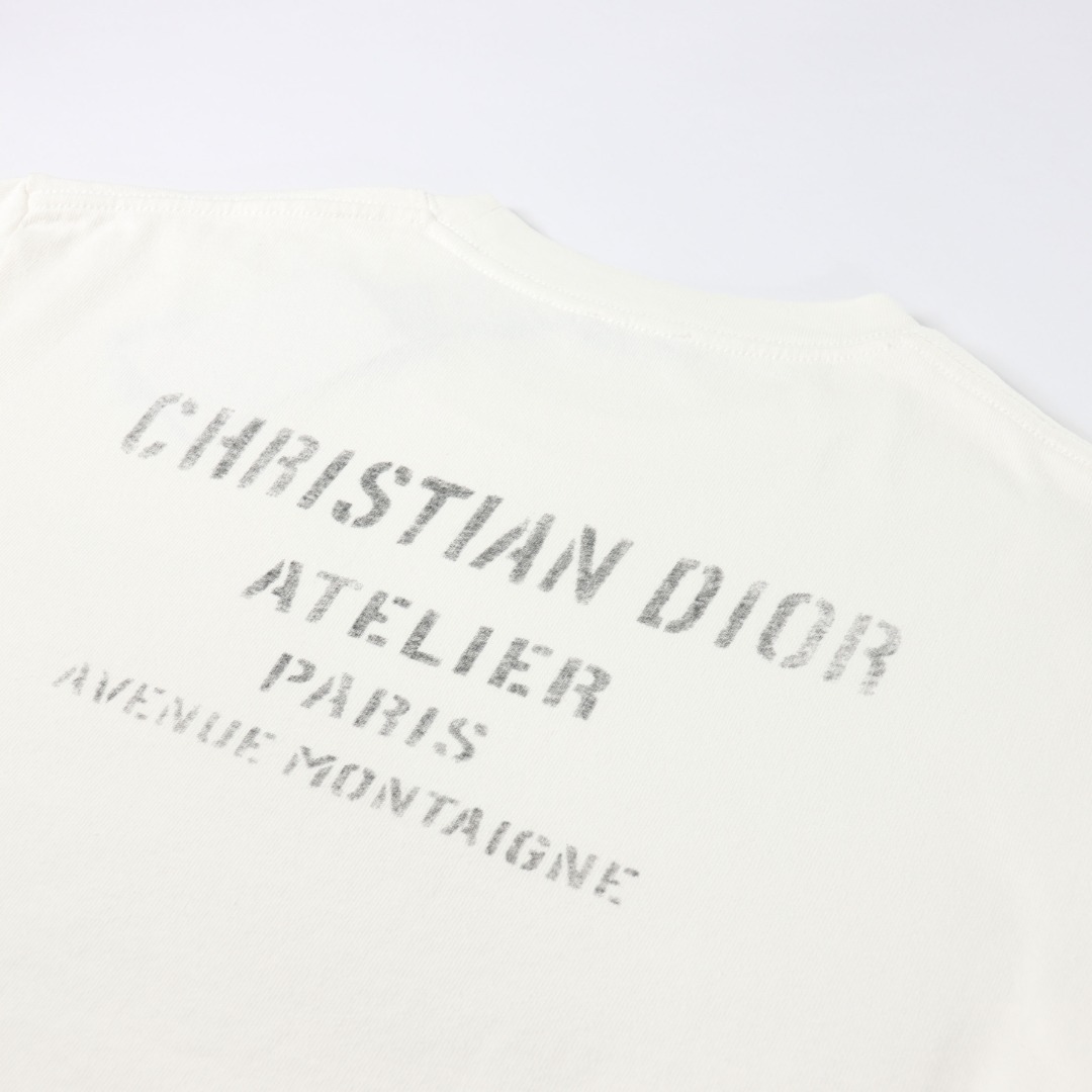 DIOR/迪奥CD 模糊字母短袖T恤 这款T恤旨在向D家设计师致敬