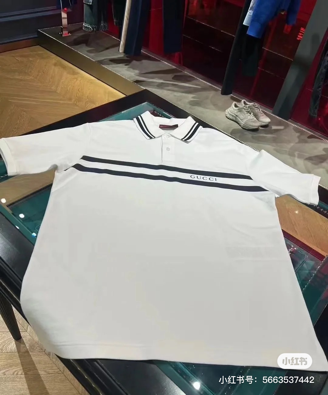 Gucci GUC nuevo polo de manga corta con logo de letras en franjas horizontales, proceso de producción