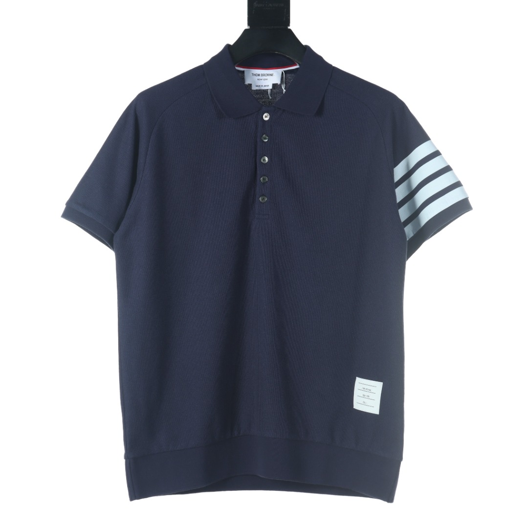 (Versión alta) Thom Browne TB Polo de manga corta con efecto agua y cuatro barras en relieve, tejido personalizado de 4…