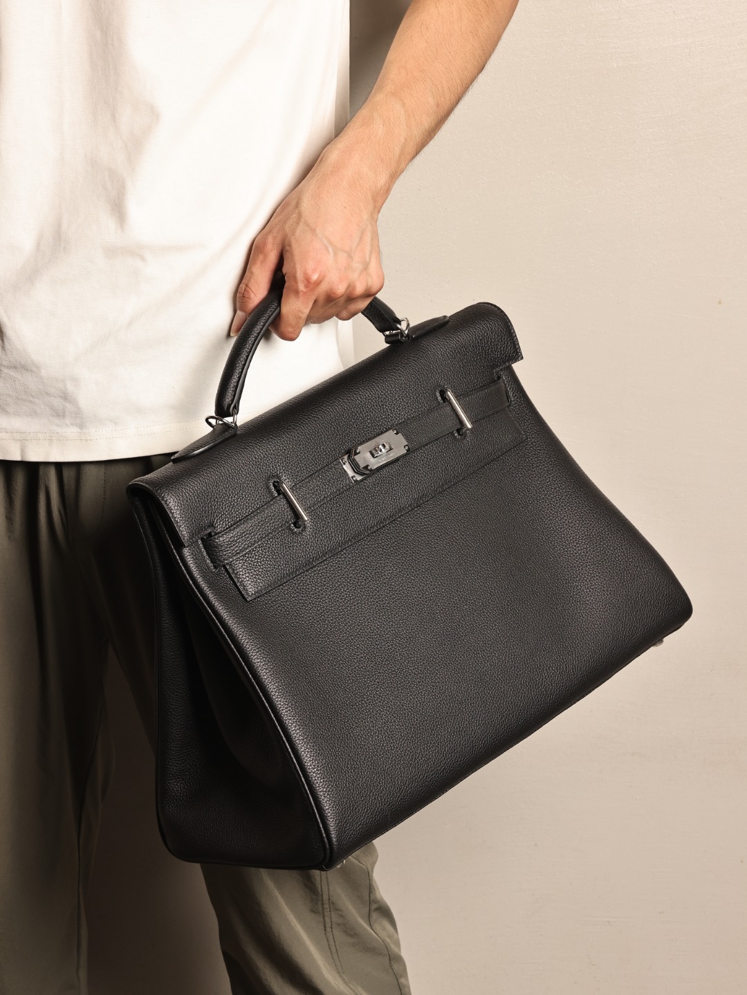 Kelly Maxi 42, piel Togo negra, hebilla plateada, foto real