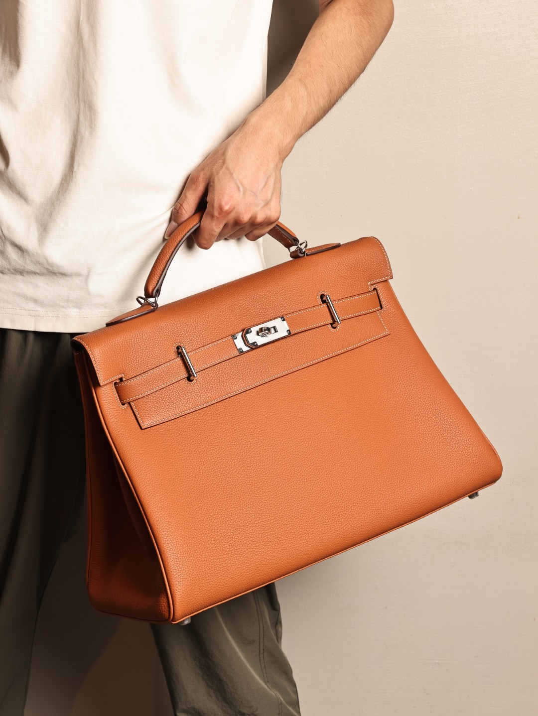 Kelly Maxi 42, piel Togo marrón dorado, hebilla plateada, foto real