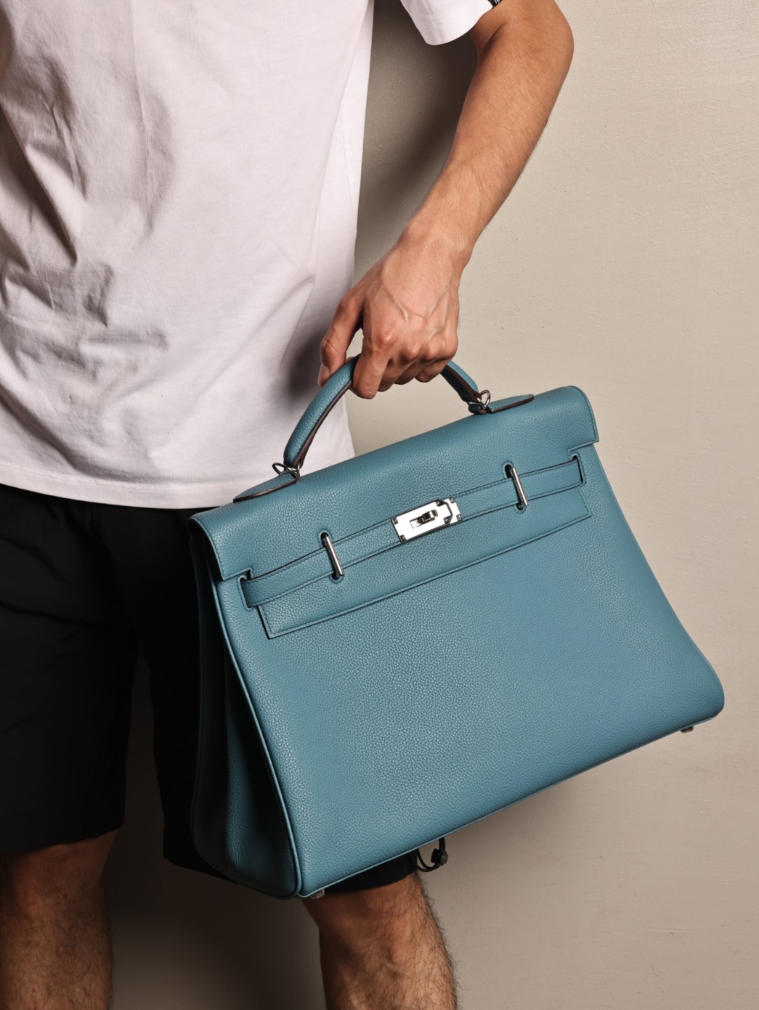 Kelly Maxi 42, piel Togo azul vaquero, hebilla plateada, foto real