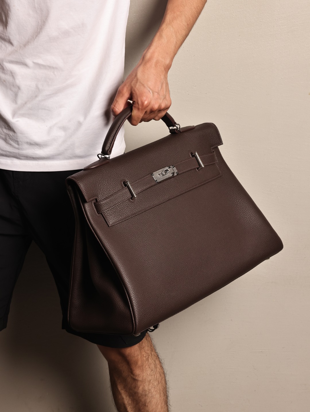 Kelly Maxi 42, piel Togo ébano, hebilla plateada, foto real