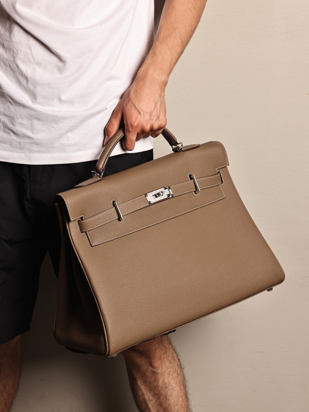 Elegante Bolso de Mano Hermès Kelly Maxi 42 en Piel Togo Gris Elefante