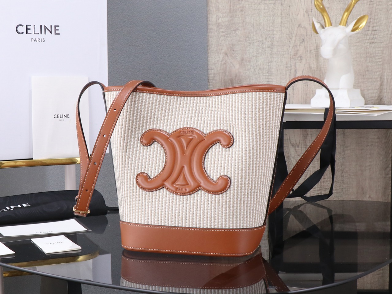 NO:181120,【Excellent quality All-steel hardware】 CUIR TRIOMPHE small smooth cowhide with linen fabric bucket bag (22 height, bag width, 24 bottom width, 13 cm) Crossbody and shoulder back Adjustable leather shoulder strap length 20 inches (50 cm) No. 198243, Super Celline, celine, cowhide19860909【特级品质 全钢五金】 CUIR TRIOMPHE小号光滑牛皮配麻布面料水桶包 (高22 袋口宽24 底宽13厘米) 斜挎和肩背 可调节皮革肩带长20英寸（50厘米） 编号198243,特级赛琳,celine,cowhide,Bag