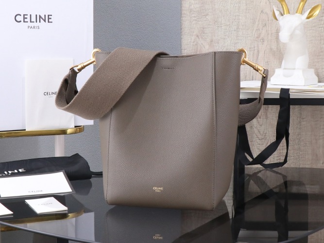 CELINE Sangle Bucket Bag, Stylish and Versatile, Model: 77426, Size: 18-13-25 1 CELINE Sangle Bucket Bag, Stylish and Versatile, Model: 77426, Size: 18-13-25