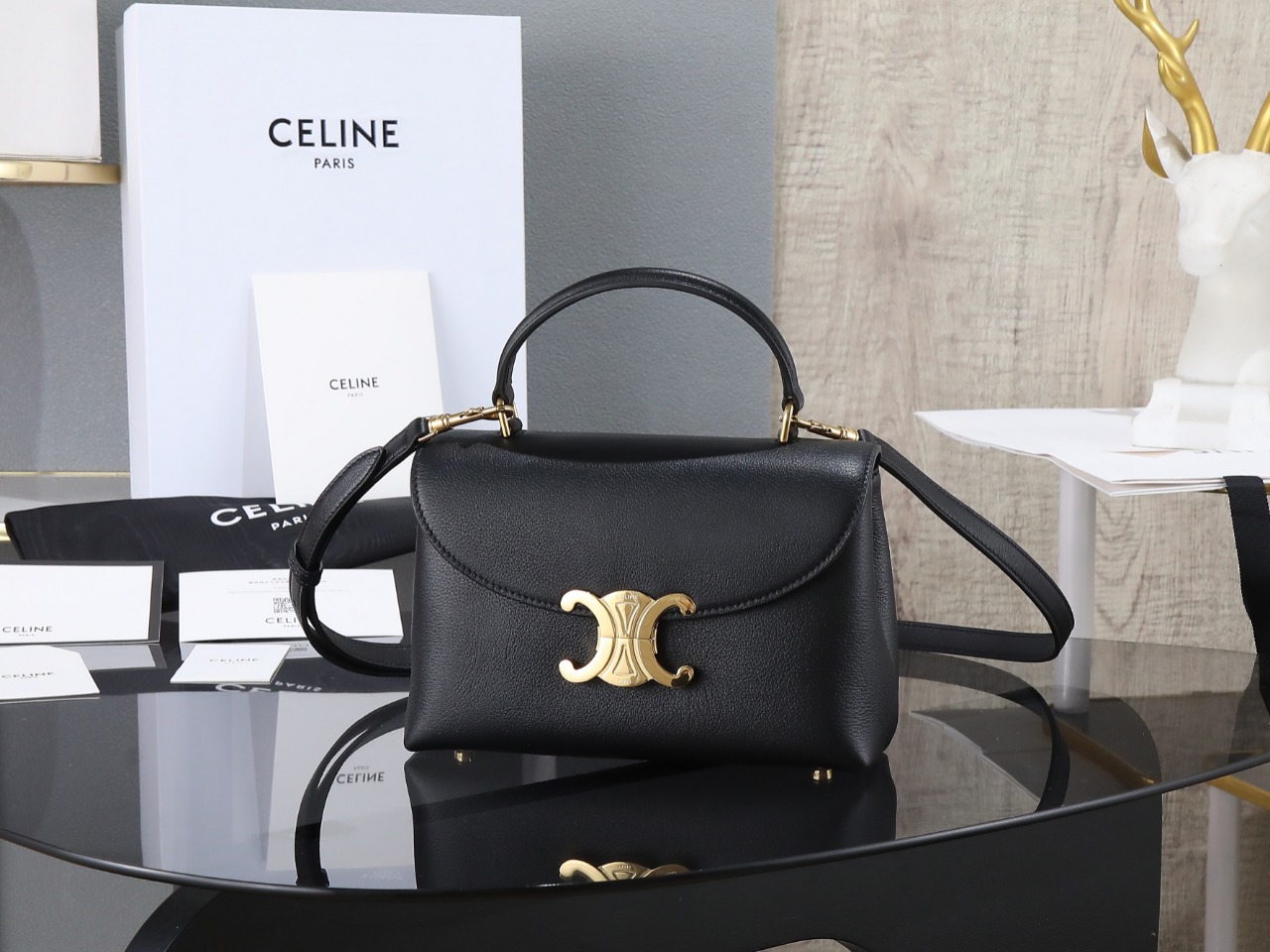 NO:186659,[Excellent quality All-steel hardware] A main compartment inside the P, which can put down mobile phones, car keys, cosmetics, tissues and other exquisite girls' first choice. Cowhide, sheepskin lining, gold finish, shoulder back, zipper closure, 1 main compartment, 1 inner flat pocket, adjustable shoulder straps. Item number 118113, celine, cowhide, sheepskin19860909【特级品质 全钢五金】 P内里一个主隔层,可放下手机、车钥匙、化妆品、纸巾等精致女孩的首选 牛皮革,羊皮革衬里,金色饰面,肩背,拉链开合,1个主隔层,1个内侧扁平口袋,可调节肩带 货号118113,特级赛琳,celine,cowhide,sheepskin,Bag