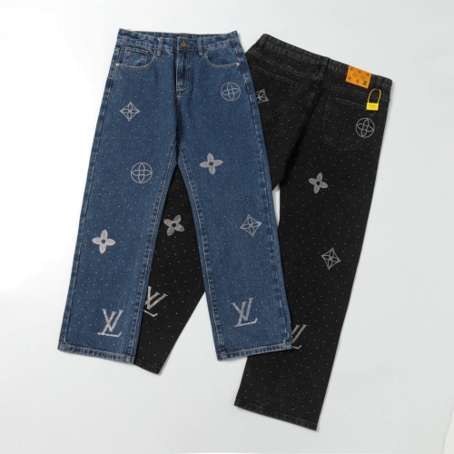 Louis Vuitton Jean Denim Orné de Cristaux et Logo, Coupe Décontractée 1 Louis Vuitton Jean Denim Orné de Cristaux et Logo, Coupe Décontractée