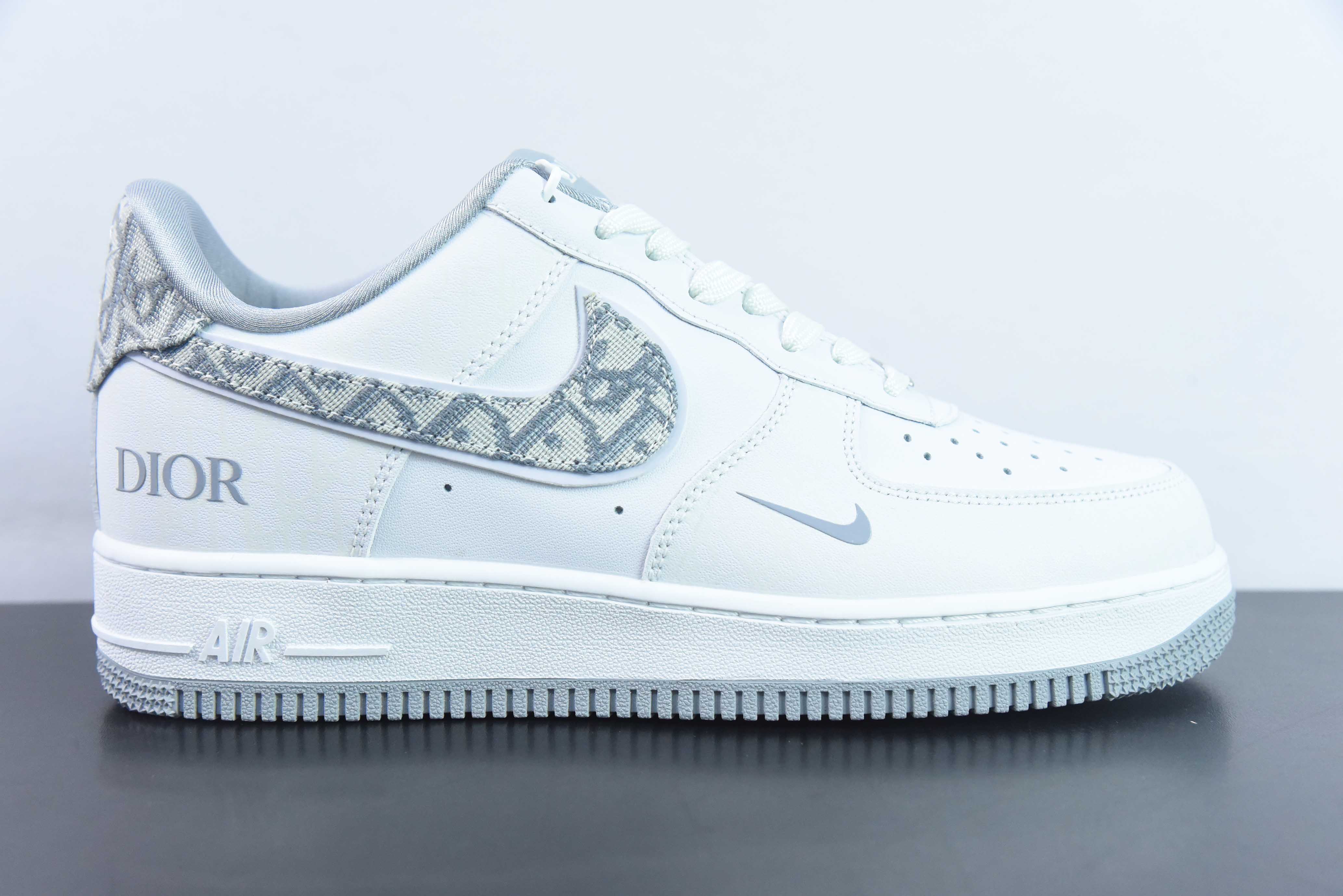 PAM49135333 Air Force 1 '07 Low Dior blanco y gris N.º de artículo: DR6239-836 Tallas: 36-45 Horma y cartón o…