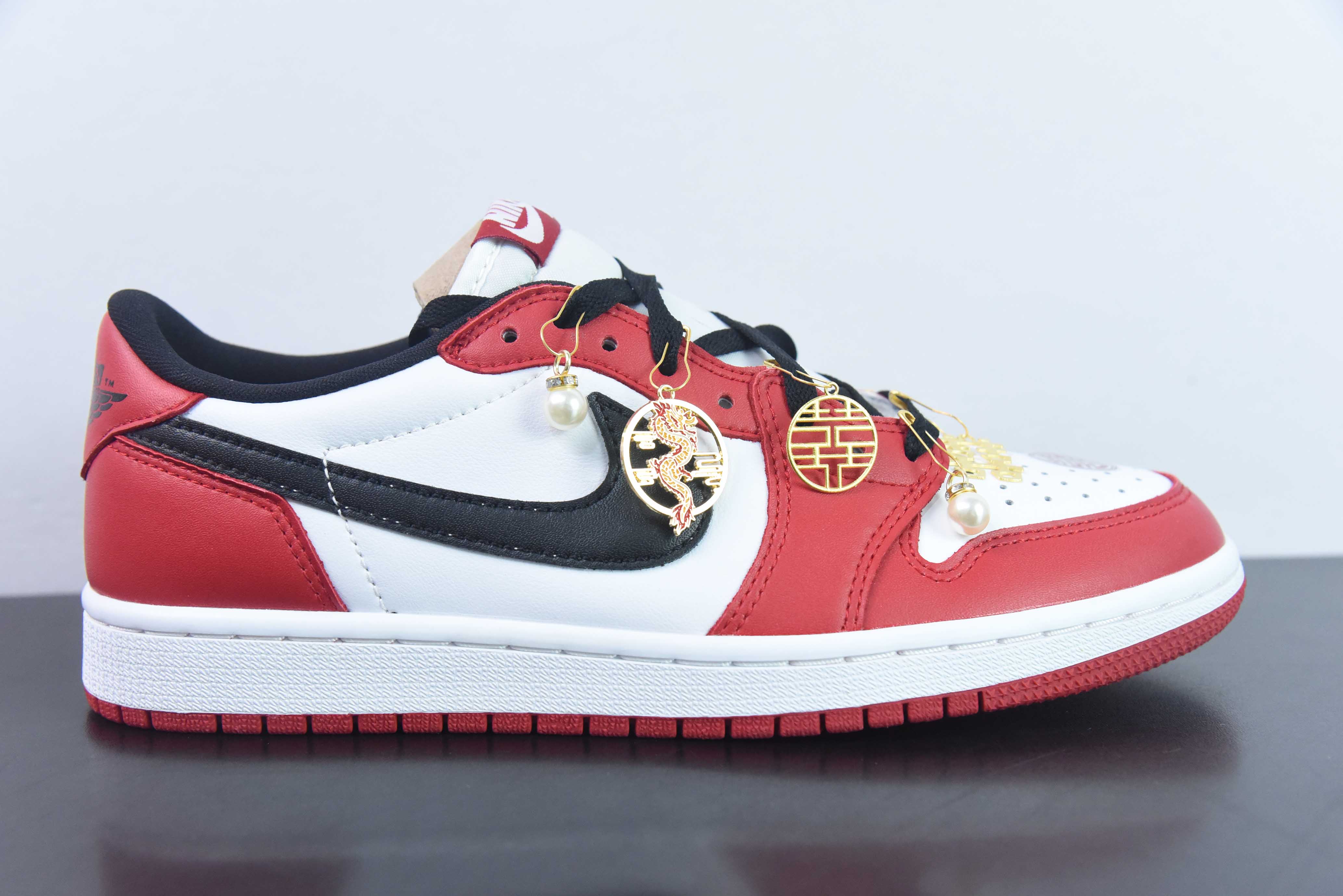 XBX25485531 Nike Air Jordan 1 Low 乔丹一代低帮休闲板鞋 AJ1 低帮OG 货号：705329 600 芝加哥 尺码：36-46 婚庆定制 「退货配件丢失扣20」「配件需要自行安装」 配…