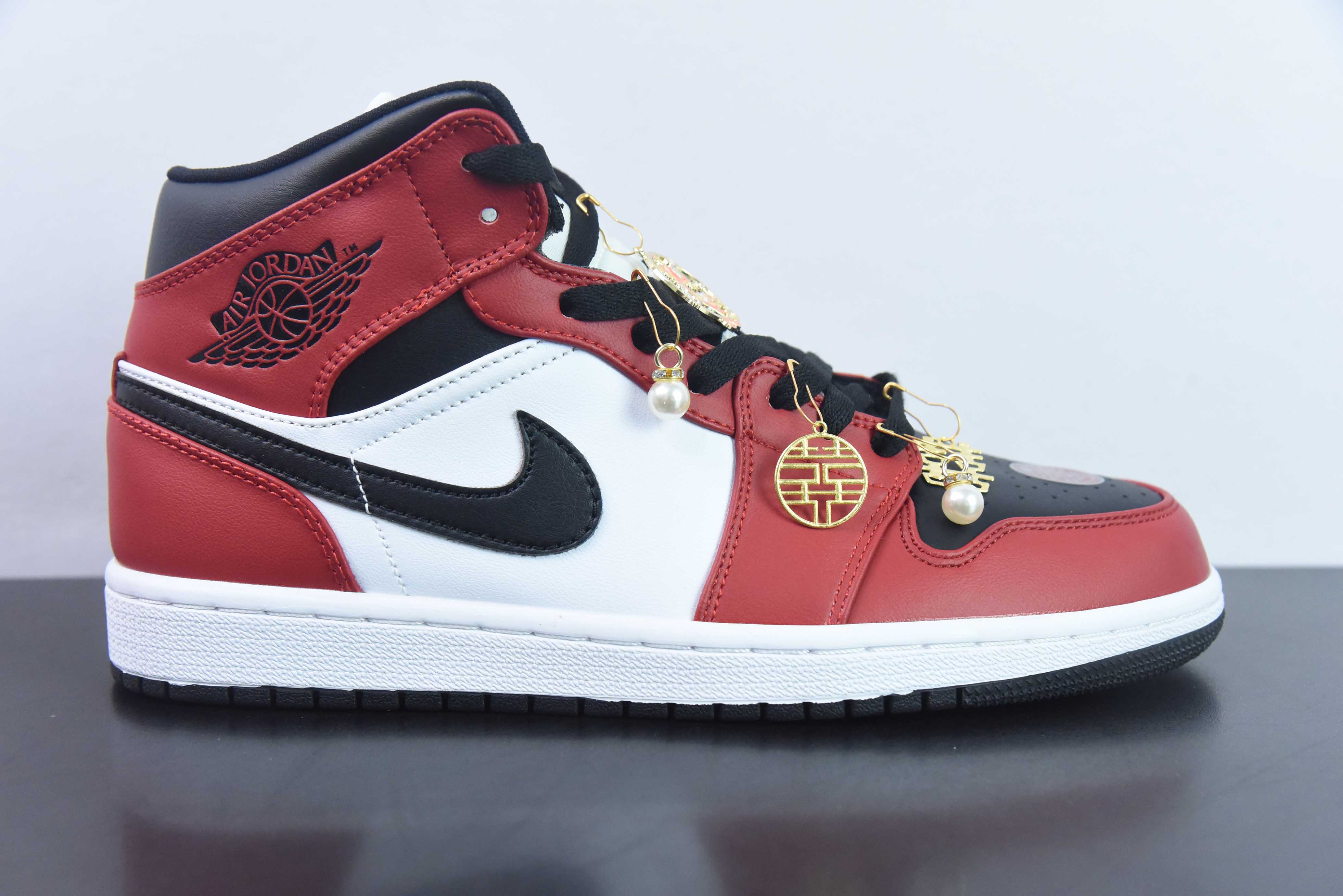 LMAH27083833 Air Jordan 1 Mid AJ1乔1中帮文化篮球鞋 554724-069 尺码：36-47 婚庆定制 「退货配件丢失扣20」「配件需要自行安装」 配件+20