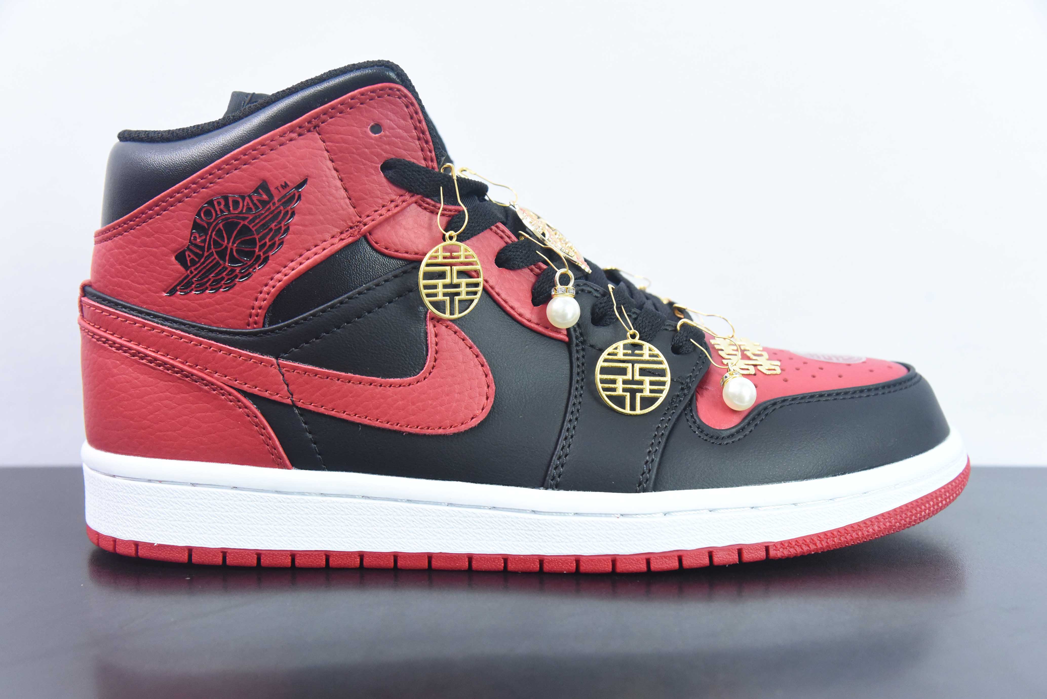 LMAH27083833 Air Jordan 1 Mid AJ1乔1中帮文化篮球鞋 554724-074 尺码：36-47 婚庆定制 「退货配件丢失扣20」「配件需要自行安装」 配件+20