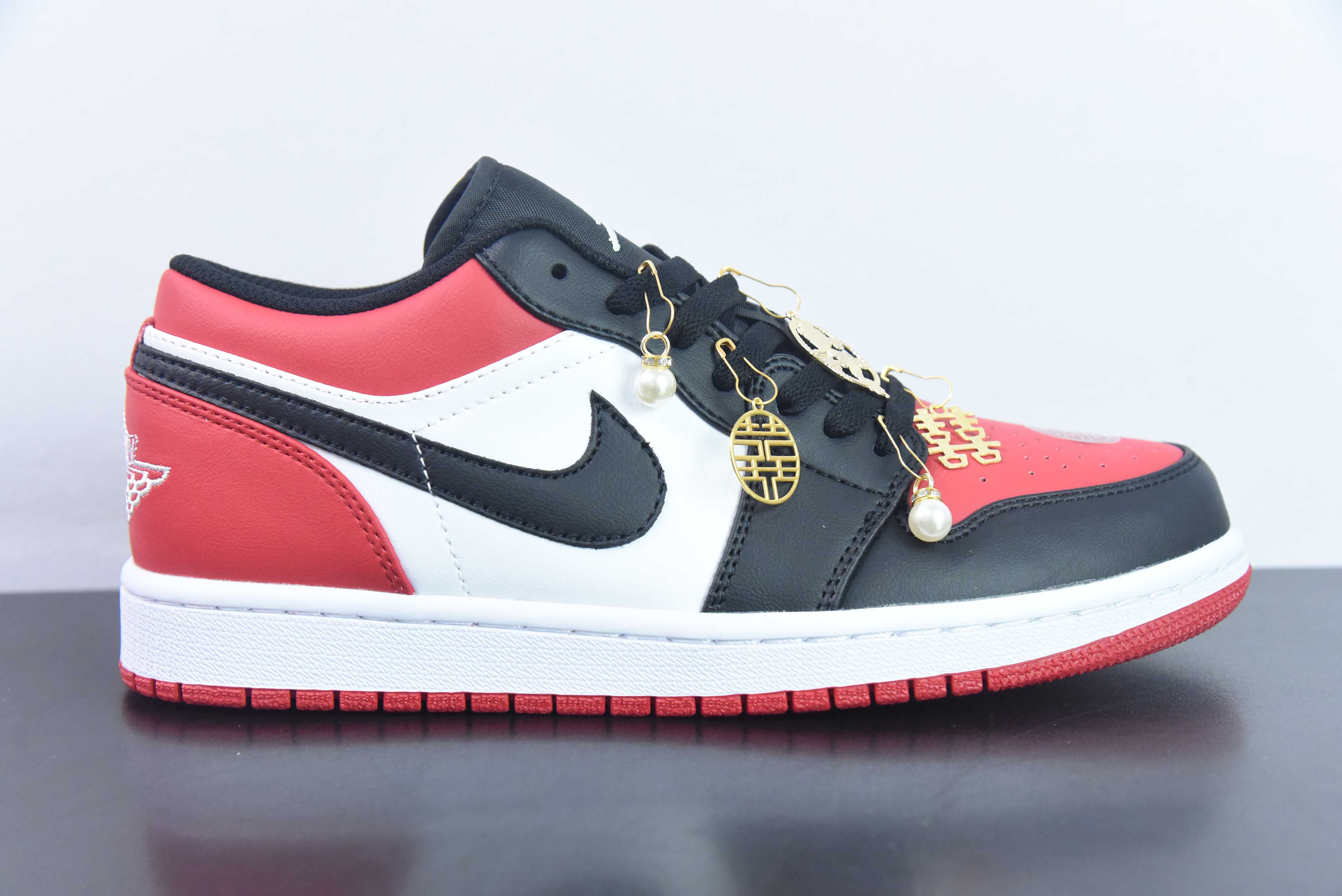 UMAM45717333 AIR JORDAN 1 Low AJ1 红白黑 复古 篮球鞋 货号：553558-612 尺码：36-47 婚庆定制 「退货配件丢失扣20」「配件需要自行安装」 配件+20
