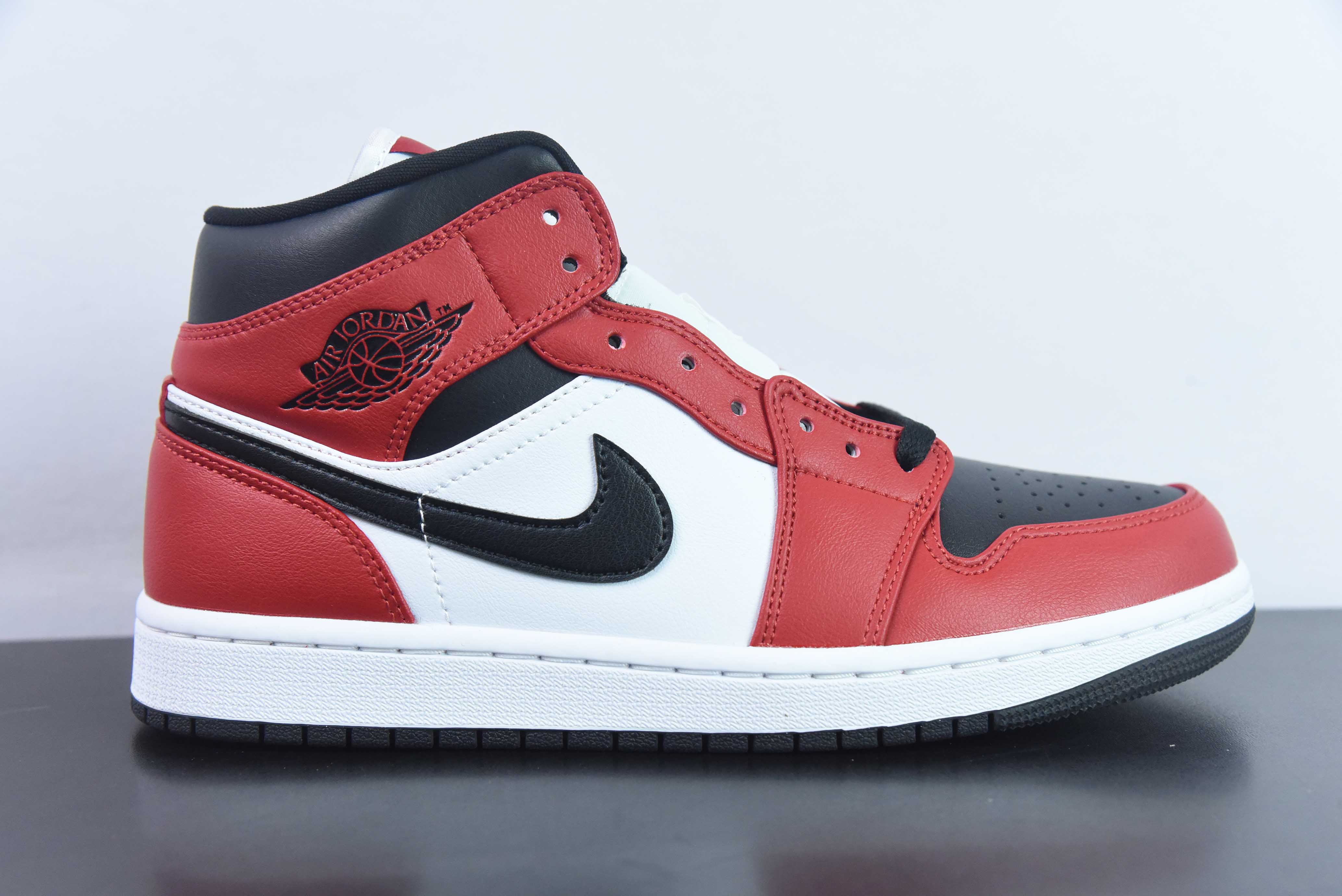 QBN75029730 NK Air Jordan AJ1 Mid AJ1乔1中帮文化篮球鞋 男鞋8孔 货号：554724-069 芝加哥 Size：36-46