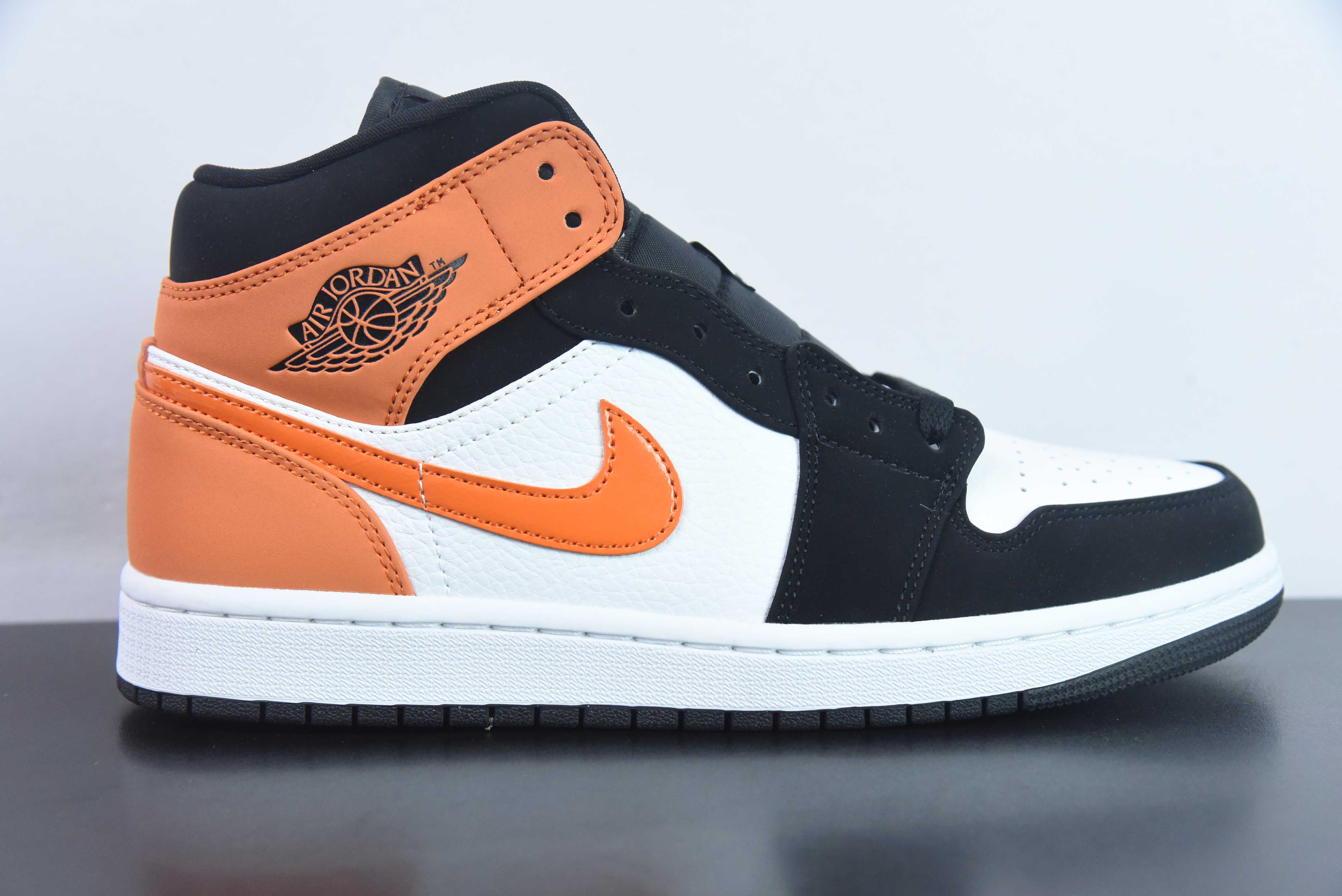 QBN75029730 NK Air Jordan AJ1 Mid AJ1乔1中帮文化篮球鞋 男鞋8孔 货号：554724-058黑橙扣碎 尺码：36-46
