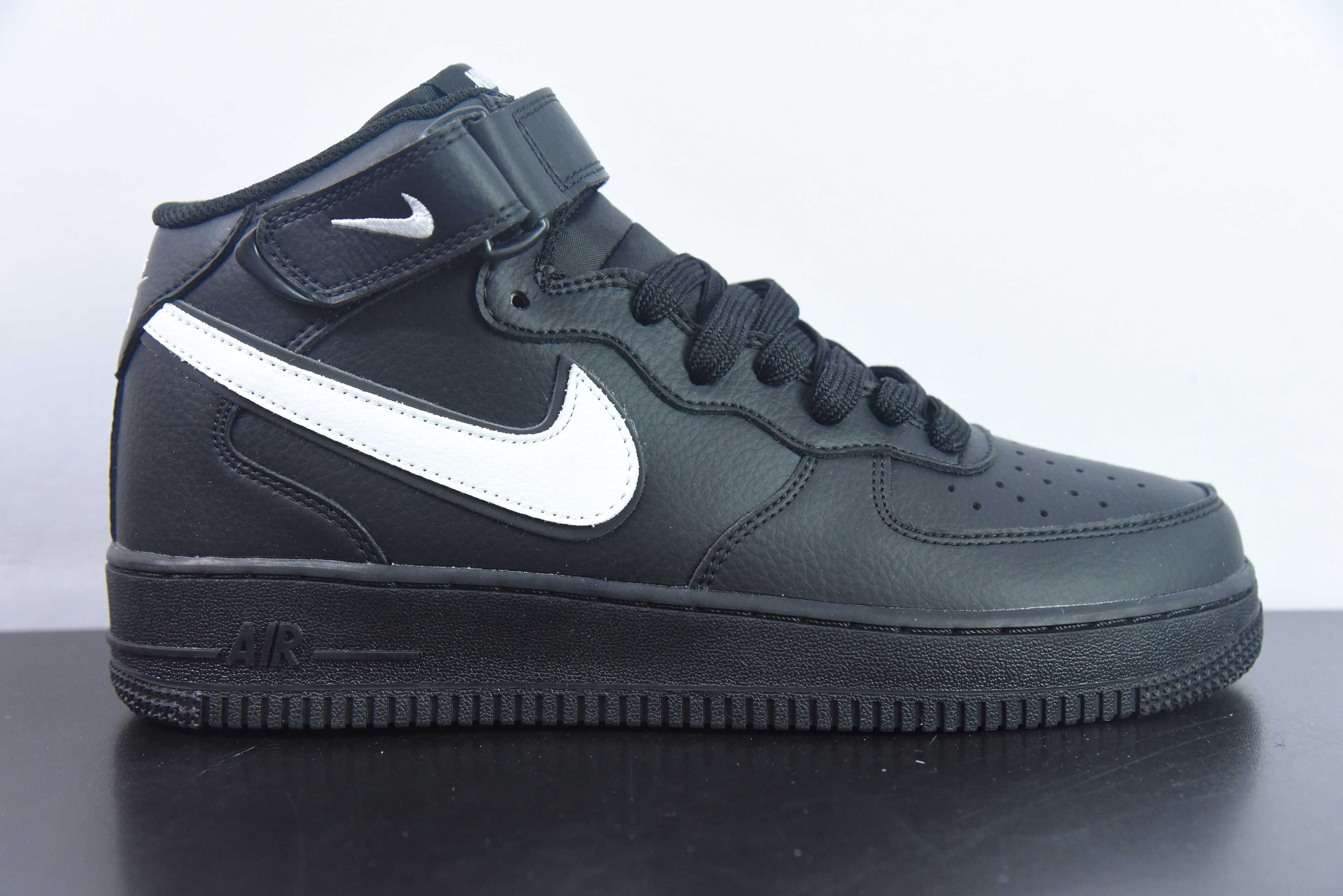PAK21856746 Nike Air Force 1 Mid blanco y negro con superposición de ganchos, Air Force 1 de caña media para …