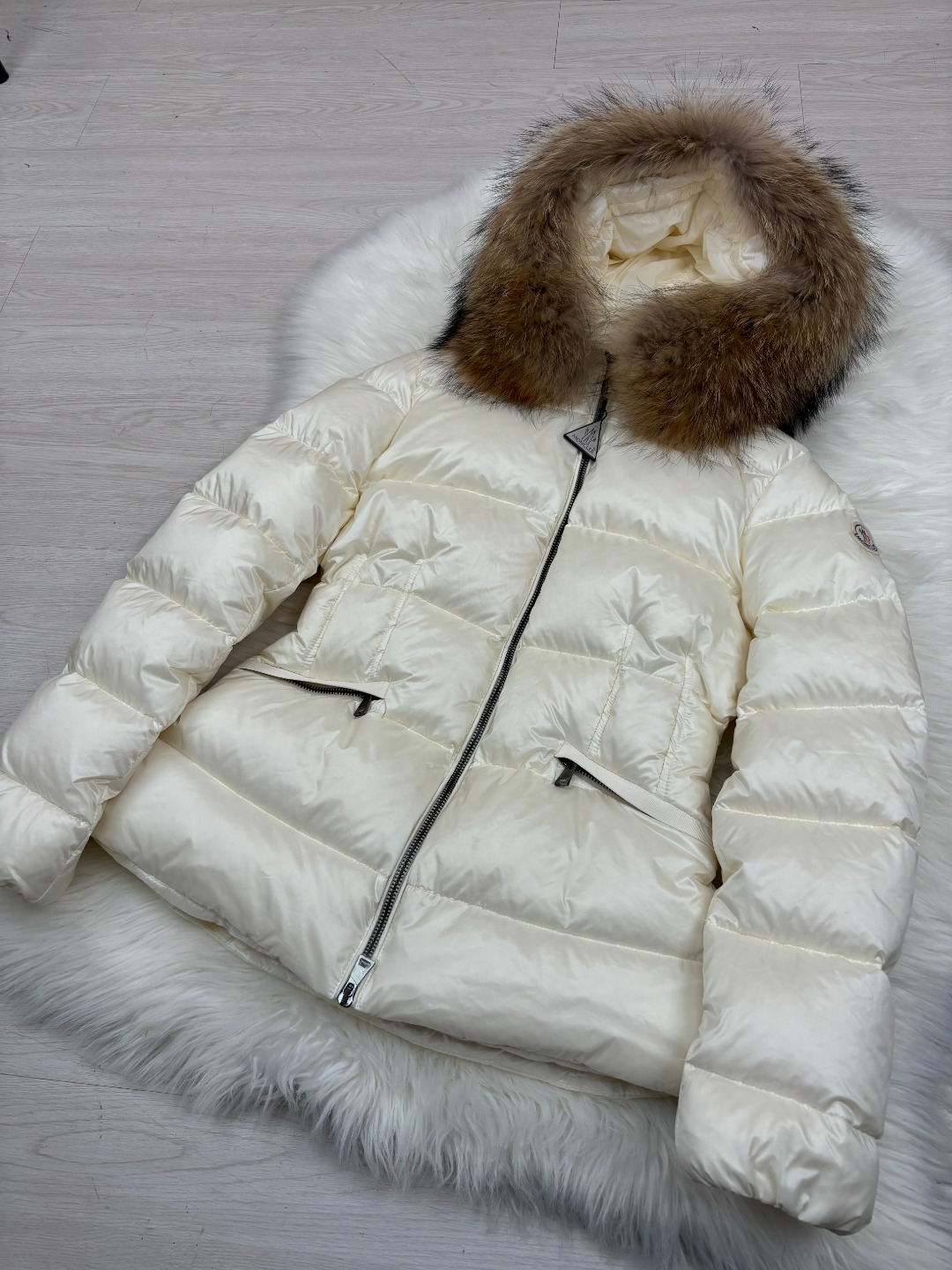 Top Moncler women's down jacket with fur collar, size 1234.-Big cat