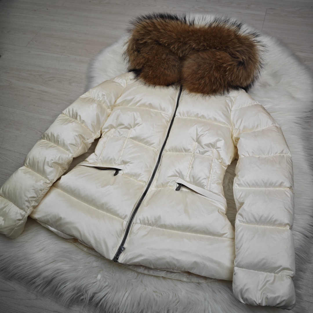 Top Moncler women's down jacket with fur collar, size 1234.-Big cat
