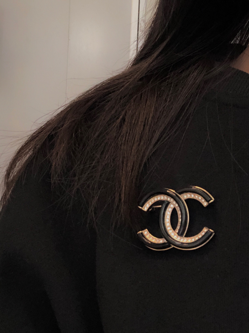 香奈儿胸针热销款。热上新❣经典双C贝母满钻胸针🤘一致黄铜材质🧚🏻‍♀️款式简单好看，简洁大方😎日常必不可