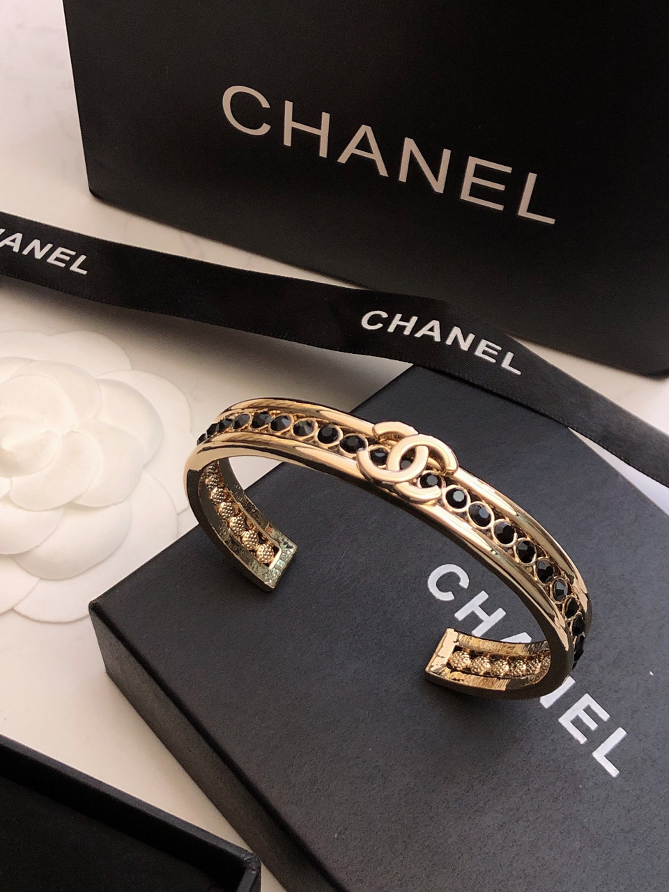 新款香奈儿Chanel字母双C字母手镯超重工blingbling颜色搭配得非常好高级感女神气质高端精钢材
