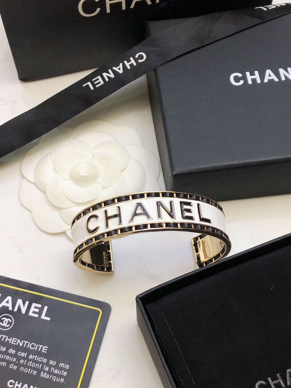 “Chanel’s Beautiful Bracelets: Perfect for Autumn and Winter 2024 Fashion”