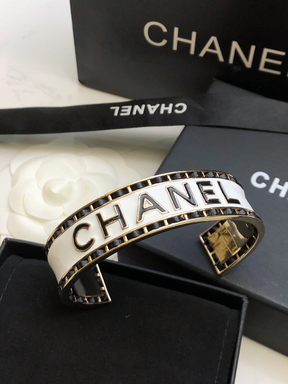 “Chanel’s Beautiful Bracelets: Perfect for Autumn and Winter 2024 Fashion” - 图片 2