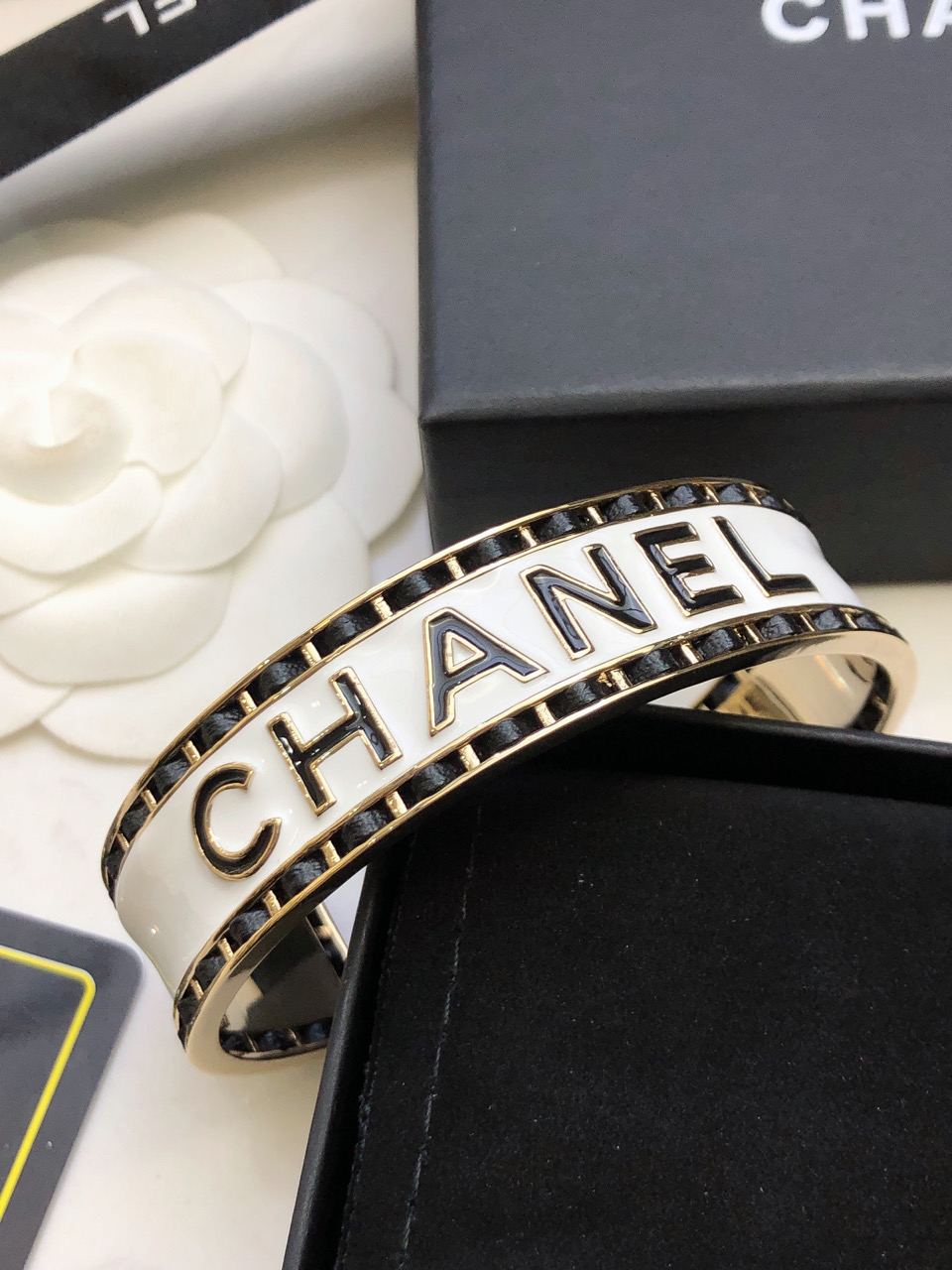 “Chanel’s Beautiful Bracelets: Perfect for Autumn and Winter 2024 Fashion” - 图片 4