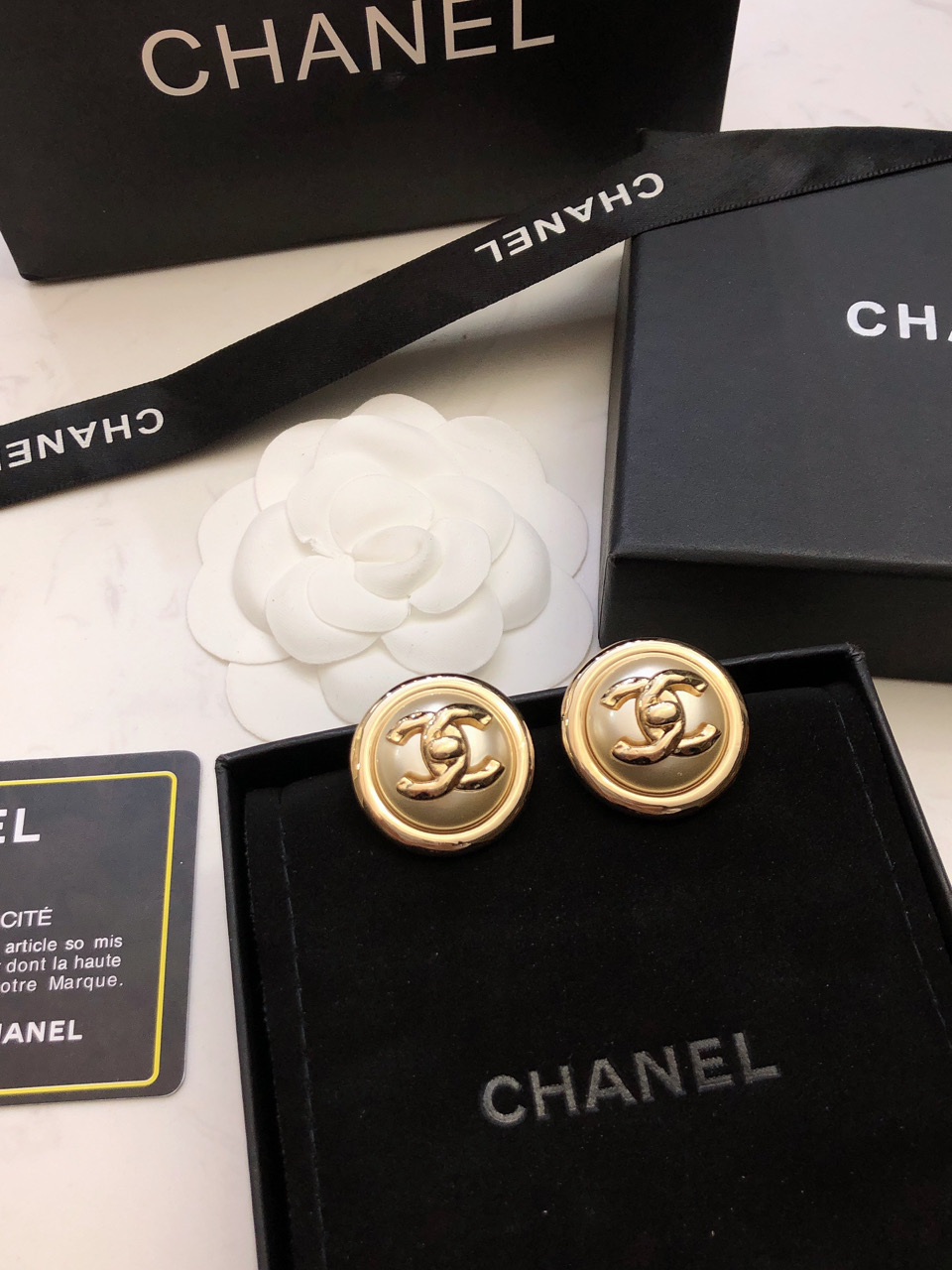 🛍香奈儿耳钉热销款。爆上新🆕🆕🆕一致官网，专柜同步😎CHAN 24 淡金色双Ｃ耳钉🤑半钻浮雕很有设计感，