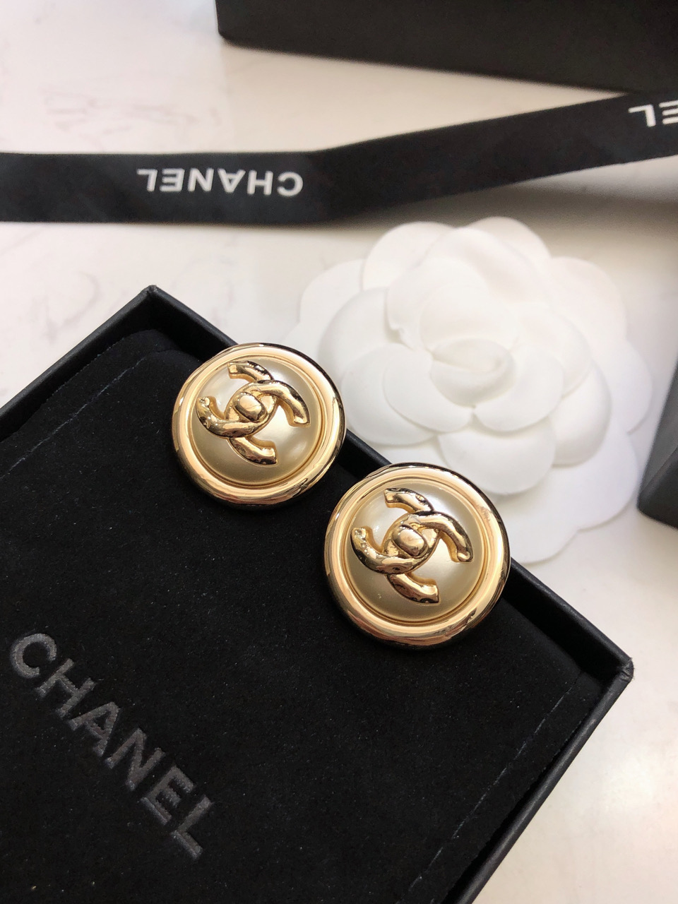 🛍香奈儿耳钉热销款。爆上新🆕🆕🆕一致官网，专柜同步😎CHAN 24 淡金色双Ｃ耳钉🤑半钻浮雕很有设计感，