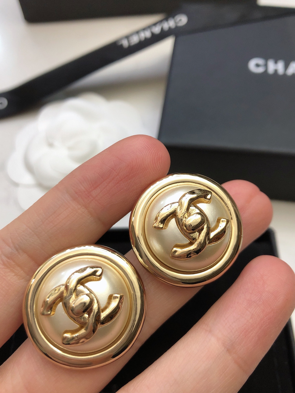 🛍香奈儿耳钉热销款。爆上新🆕🆕🆕一致官网，专柜同步😎CHAN 24 淡金色双Ｃ耳钉🤑半钻浮雕很有设计感，