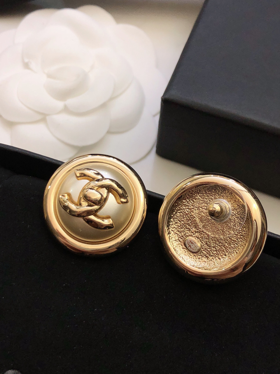 🛍香奈儿耳钉热销款。爆上新🆕🆕🆕一致官网，专柜同步😎CHAN 24 淡金色双Ｃ耳钉🤑半钻浮雕很有设计感，