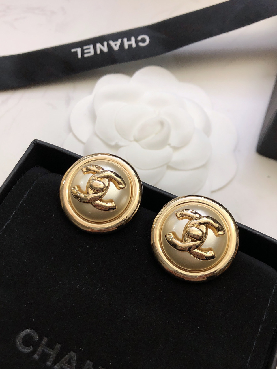 🛍香奈儿耳钉热销款。爆上新🆕🆕🆕一致官网，专柜同步😎CHAN 24 淡金色双Ｃ耳钉🤑半钻浮雕很有设计感，