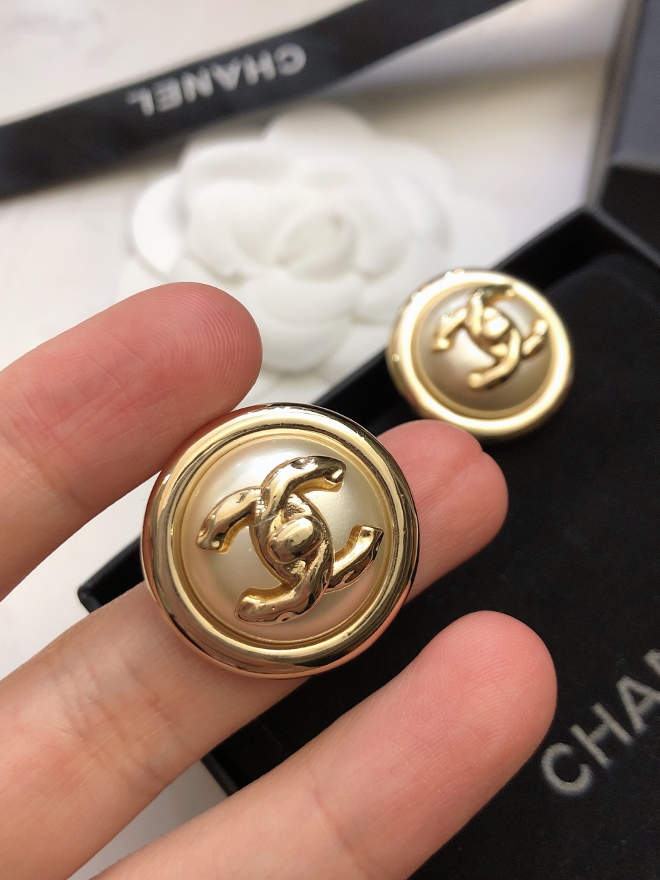 🛍香奈儿耳钉热销款。爆上新🆕🆕🆕一致官网，专柜同步😎CHAN 24 淡金色双Ｃ耳钉🤑半钻浮雕很有设计感，