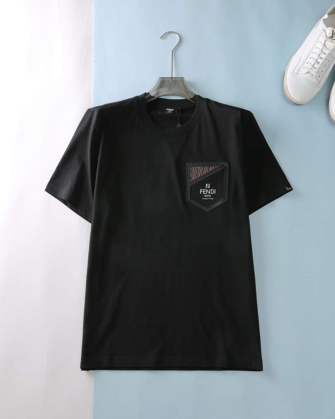 Fendi Kleding T-Shirt Zwart Wit Borduurwerk Unisex Katoen Gebreide katoen Breien Lente/Zomercollectie Fashion Korte mouw