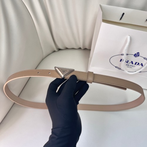 Ceinture Prada en Cuir Saffiano avec Boucle Logo Triangle, Beige Élégant 1 Ceinture Prada en Cuir Saffiano avec Boucle Logo Triangle, Beige Élégant