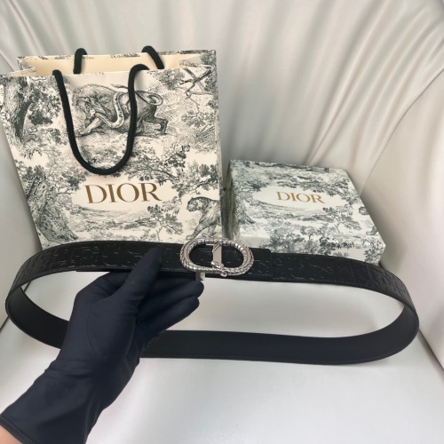 حزام ديور Dior النسائي الجديد من مجموعة ربيع وصيف مع إبزيم CD 1 حزام ديور Dior النسائي الجديد من مجموعة ربيع وصيف مع إبزيم CD