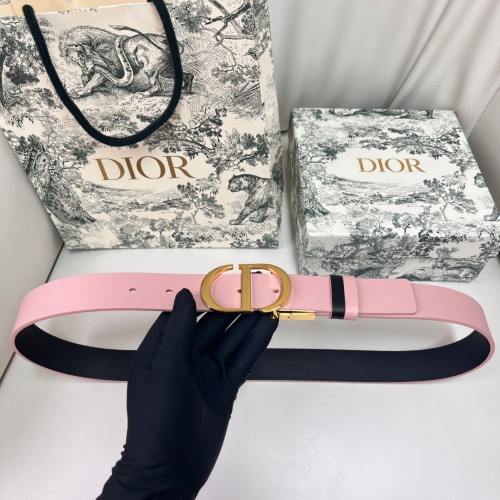 Elegante Cinturón Dior Reversible de Piel Lisa con Hebilla CD Dorada, 3.0 cm 1 Elegante Cinturón Dior Reversible de Piel Lisa con Hebilla CD Dorada, 3.0 cm