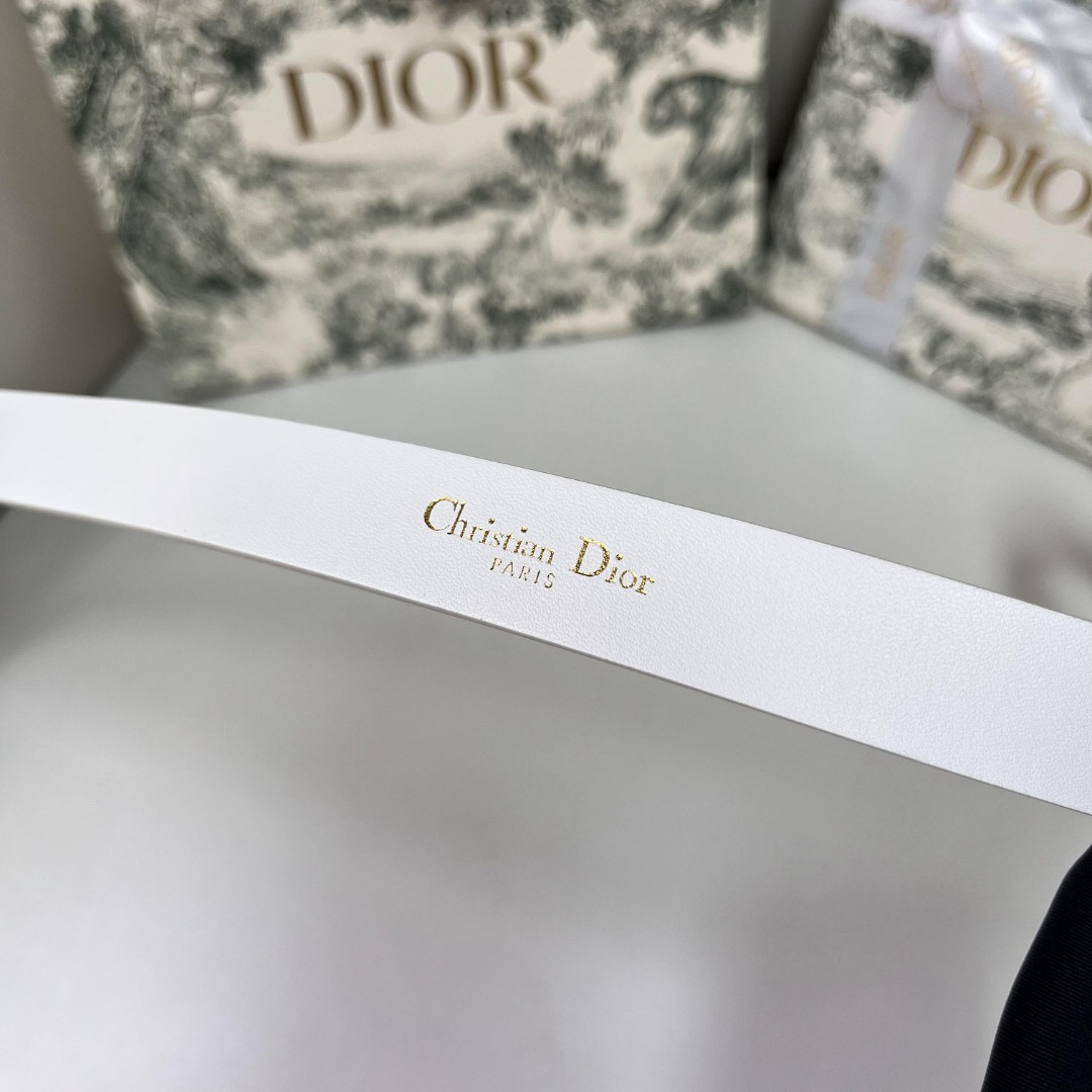 Dior White Leather Belt with Crystal CD Buckle - Spring/Summer Collection 6 o 1i731d2hieon118j11qn290o3k5
