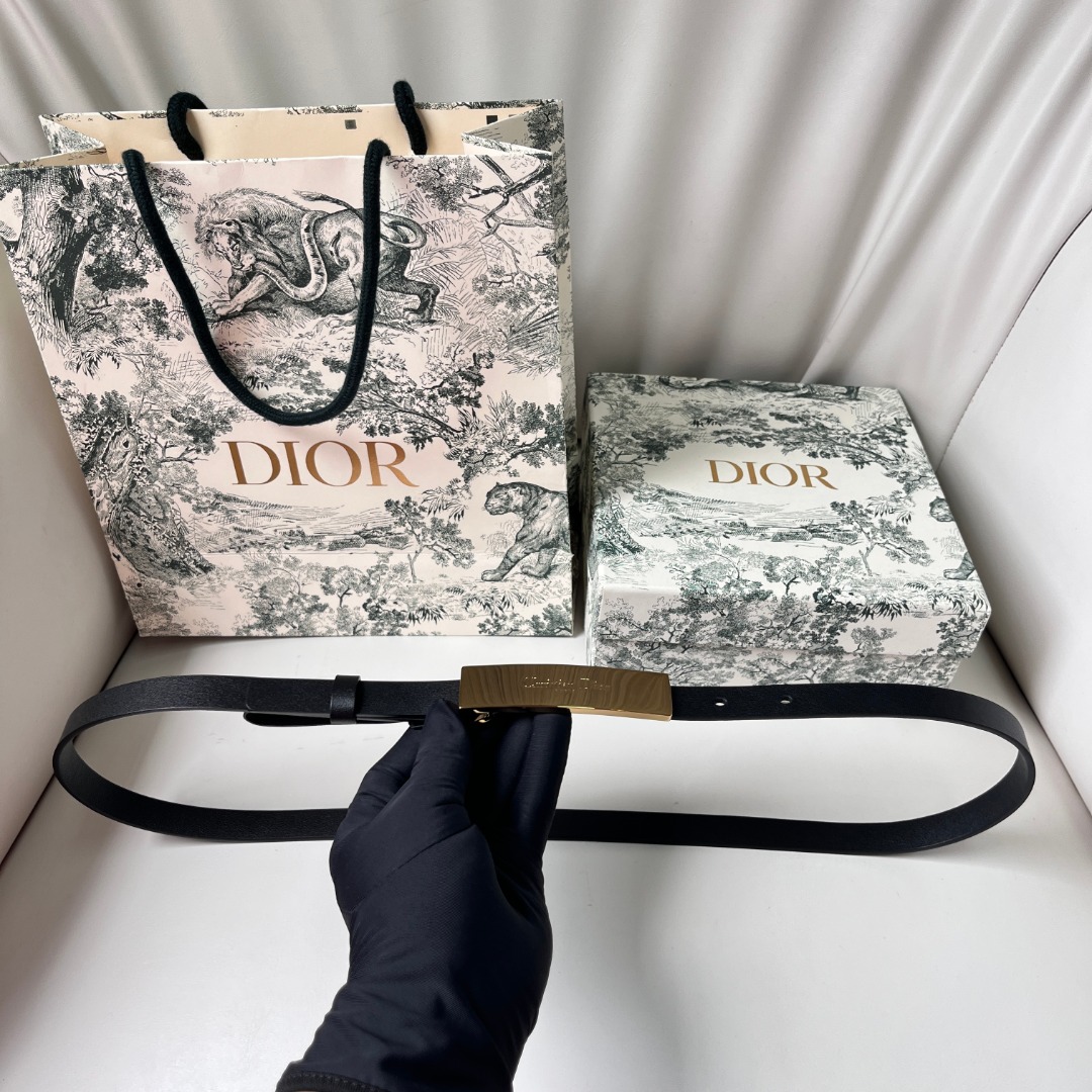 Elegante cinturón Dior Icon en piel negra con hebilla dorada vintage