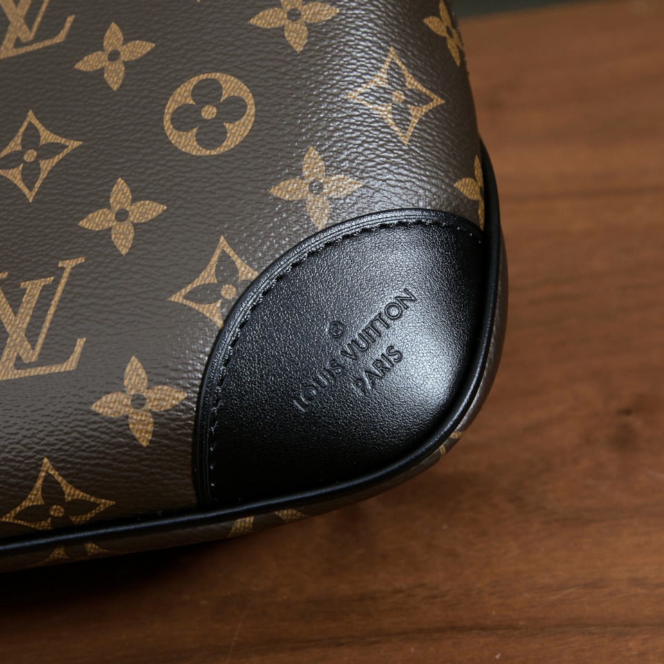 p830 独家首发型号:M45831 动态码(品质提升.专柜同步电子芯片内码、礼品袋、保护纸,铜版电子标签、合格证)皮料是正品代工厂意大利A级皮料(特级正品):所谓的特级正品.是在于品质、五金、面料、手工、油边、A级出品、拍摄图跟产品一致丶配图上的全套包装.尺寸:29x16x9.5CM