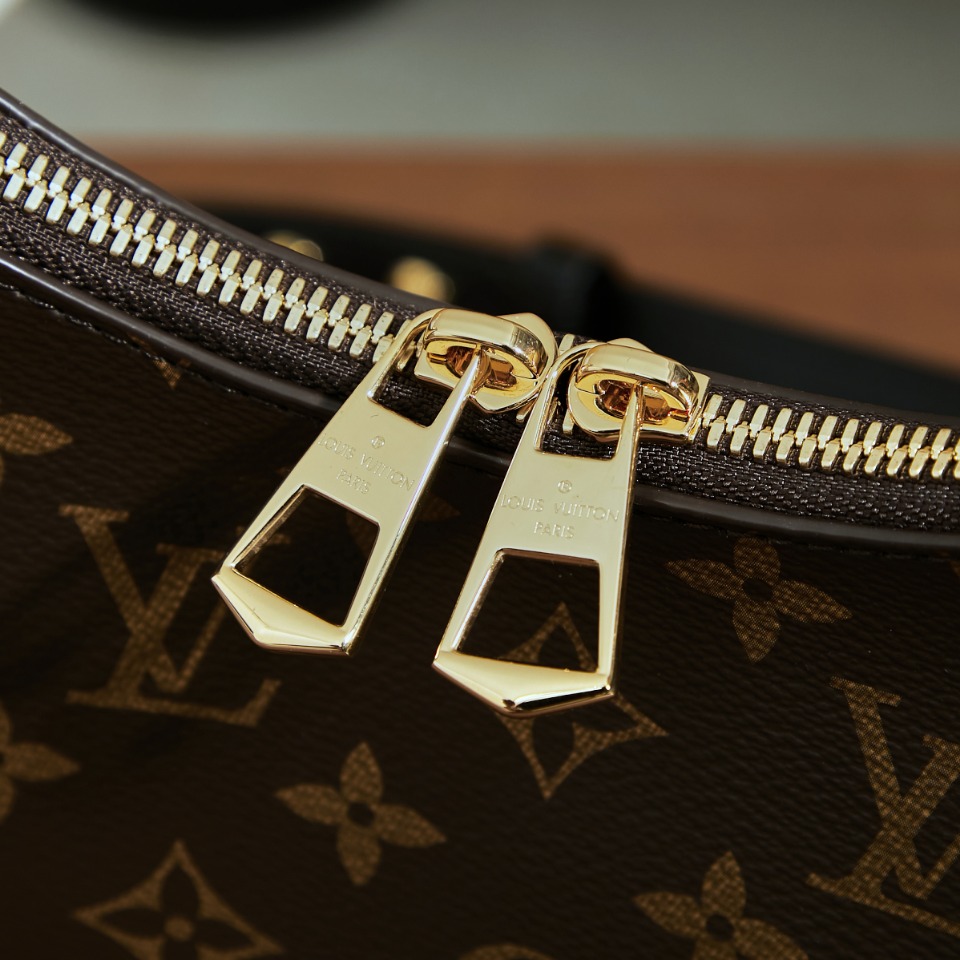 p830 独家首发型号:M45831 动态码(品质提升.专柜同步电子芯片内码、礼品袋、保护纸,铜版电子标签、合格证)皮料是正品代工厂意大利A级皮料(特级正品):所谓的特级正品.是在于品质、五金、面料、手工、油边、A级出品、拍摄图跟产品一致丶配图上的全套包装.尺寸:29x16x9.5CM