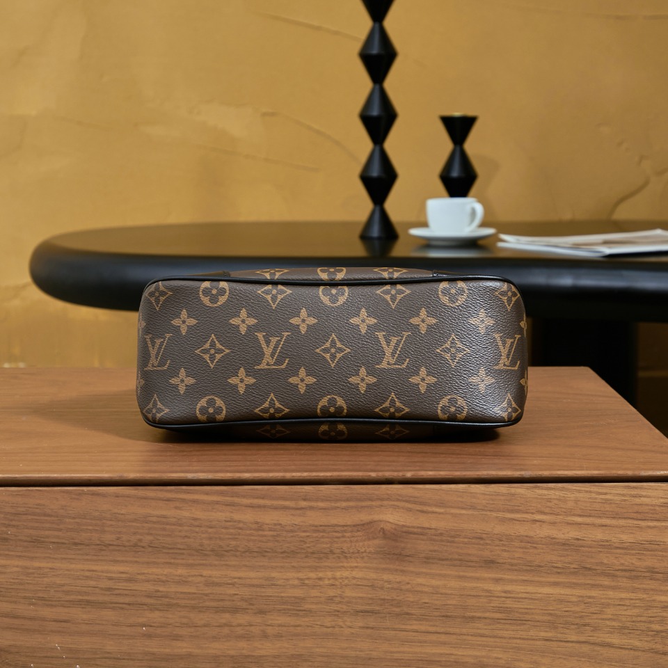 p830 独家首发型号:M45831 动态码(品质提升.专柜同步电子芯片内码、礼品袋、保护纸,铜版电子标签、合格证)皮料是正品代工厂意大利A级皮料(特级正品):所谓的特级正品.是在于品质、五金、面料、手工、油边、A级出品、拍摄图跟产品一致丶配图上的全套包装.尺寸:29x16x9.5CM