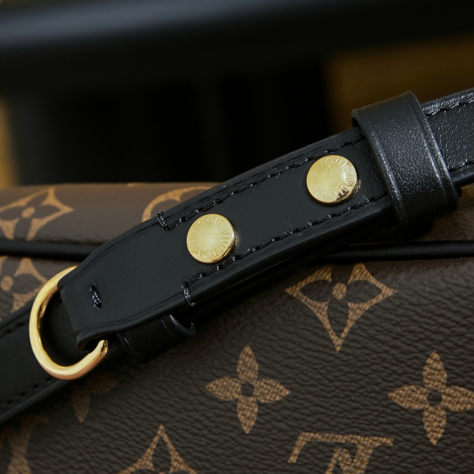 p830 独家首发型号:M45831 动态码(品质提升.专柜同步电子芯片内码、礼品袋、保护纸,铜版电子标签、合格证)皮料是正品代工厂意大利A级皮料(特级正品):所谓的特级正品.是在于品质、五金、面料、手工、油边、A级出品、拍摄图跟产品一致丶配图上的全套包装.尺寸:29x16x9.5CM